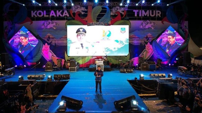 acara penutupan satu dekade Koltim di Lapangan sepakbola Lambandia, Kabupaten Kolaka Timur Sulawesi Tenggara, jumat (13/1) lalu dihadiri 20 ribu warga.