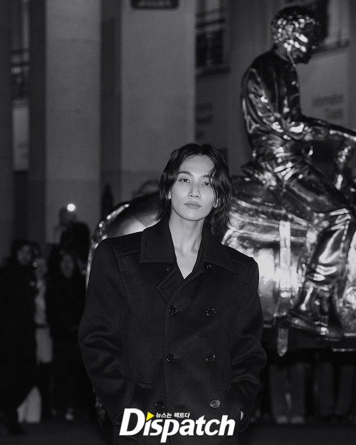 Pesona mahal Jeonghan dalam Saint Laurent Fashion Show di Paris sukses membuat penggemar terkejut dengan perbedaan auranya yang tak segan bersikap lucu saat tampil di konten mingguan Going Seventeen./ Foto: instagram.com/koreadispatch