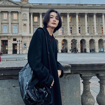 img-title Pancarkan Pesona Menyilaukan, Jeonghan SEVENTEEN Hadiri Saint Laurent Fashion Show di Paris