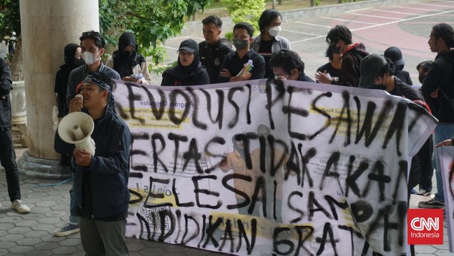 Koordinator aksi, Bunbun Darmawan mengatakan massa aksi mendesak kampus memperbaiki tata kelola penentuan UKT di UNY karena membebani mahasiswa.