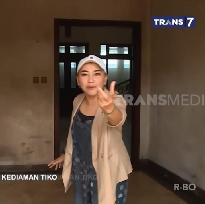 <p>Semenjak viral, banyak orang yang penasaran dengan rumah Tiko dan Ibu Eny, Bunda. Bahkan, banyak sukarelawan dan tetangga di sekitar rumahnya pun ikut membantu membersihkan rumah Tiko. Kini, sebagian ruangan di rumah Tiko sudah rapi seperti ruang tamunya yang satu ini. Ruang tamu ini adalah tempat tidur Tiko bersama sang ibunda. (Foto: YouTube TRANS7 OFFICIAL)</p>