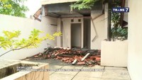 <p>Rumah dua tingkat ini ternyata memiliki <em>rooftop</em> yang cukup luas, Bunda. Tiko mengatakan bahwa <em>rooftop</em>-nya ini sering digunakan untuk menjemur pakaian. Tak hanya itu, di sana pun ada gudang dengan tangga yang terhubung khusus ke dapurnya di lantai satu. (Foto: YouTube TRANS7 OFFICIAL)</p>