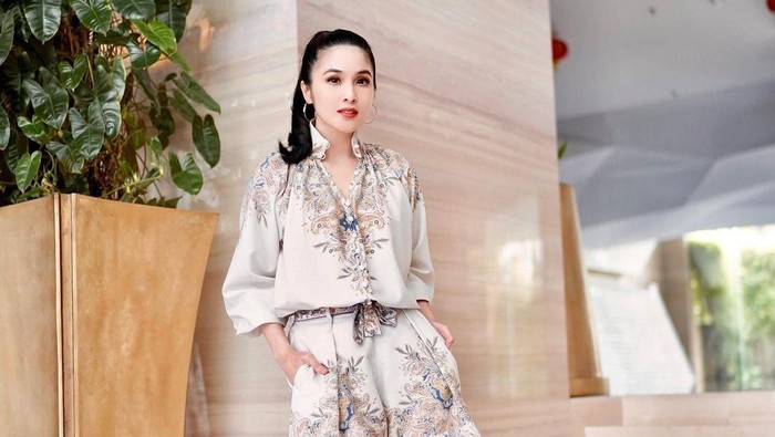 img-title Inspirasi Outfit Imlek ala Sandra Dewi yang Bisa Kamu Tiru