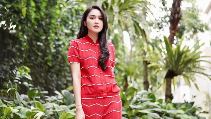 Sandra Dewi dengan setelan serba merah/Sumber: IG @sandradewi88