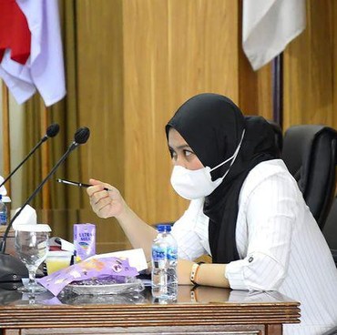 Jadi Anggota Legislatif, 7 Potret Istri Ivan Fadilla Saat Dinas Bikin Pangling