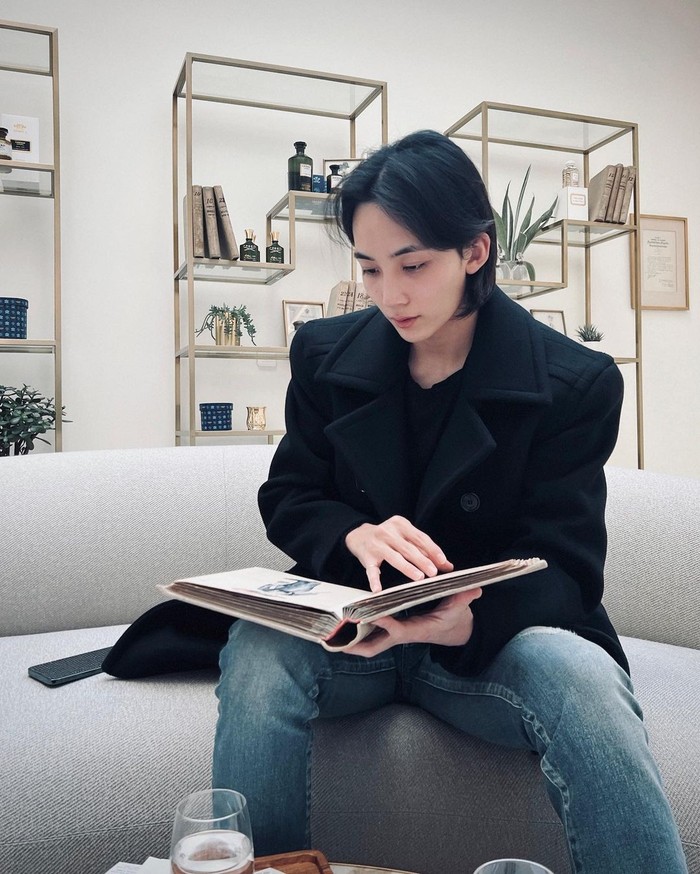 Sementara itu, Jeonghan juga memiliki ketertarikan besar terhadap dunia fashion. Selama sisa waktunya di Paris, Jeonghan sempat mengunjungi toko brand mewah 'CREED' yang terkenal dengan koleksi parfumnya./ Foto: instagram.com/jeonghaniyoo_n