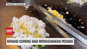 VIDEO: Sensasi Goreng Nasi Menggunakan Pedang