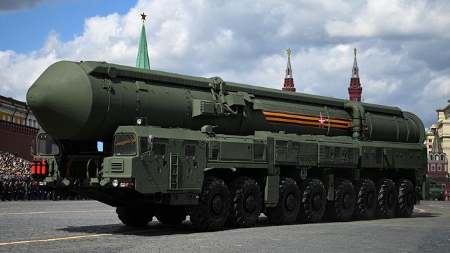 Rusia mengerahkan rudal balistik antarbenua Yars dan ribuan pasukan, untuk unjuk kemampuan nuklir di tengah pertempuran di Ukraina.