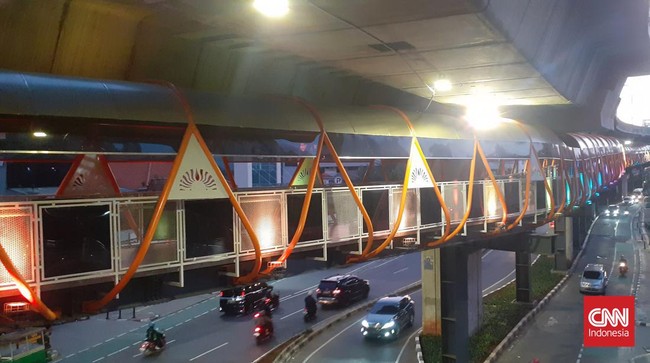 JPO alias Skywalk Kebayoran Lama yang menghubungkan Stasiun KRL Kebayoran dengan Halte Transjakarta akan diuji coba hari ini, Sabtu (21/1).