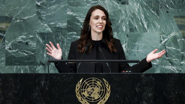 Sosok PM Selandia Baru Jacinda Ardern yang Mundur Tiba-tiba FILE - Prime Minister of New Zealand Jacinda Ardern addresses the 77th session of the United Nations General Assembly, Friday, Sept. 23, 2022, at the U.N. headquarters. Ardern, who was praised around the world for her handling of the nation’s worst mass shooting and the early stages of the coronavirus pandemic, said Thursday, Jan. 19, 2023, she was leaving office. (AP Photo/Julia Nikhinson, File)