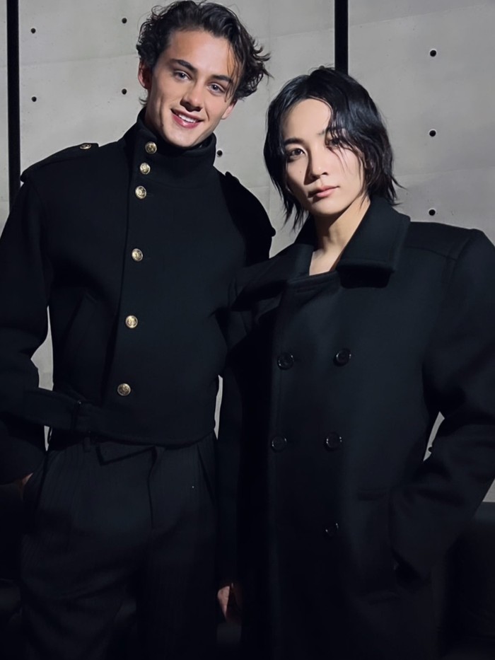Tak hanya itu, Jeonghan juga mengabadikan pertemuannya dengan William Franklin Miller, aktor muda yang sedang naik daun di Inggris saat menghadiri Saint Laurent Fashion Show./ Foto: instagram.com/jeonghaniyoo_n