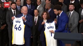 VIDEO: Momen Golden State Warriors Beri Hadiah Biden dan kamala Harris
