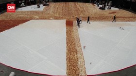 VIDEO: Ini Piza Terbesar di Dunia, Ukuran 1.310 Meter, 68 Ribu Potong