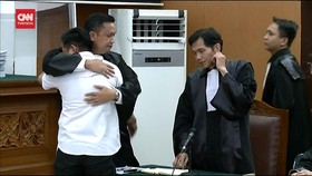 VIDEO: Dituntut 12 Tahun penjara, Richard Eliezer Menangis