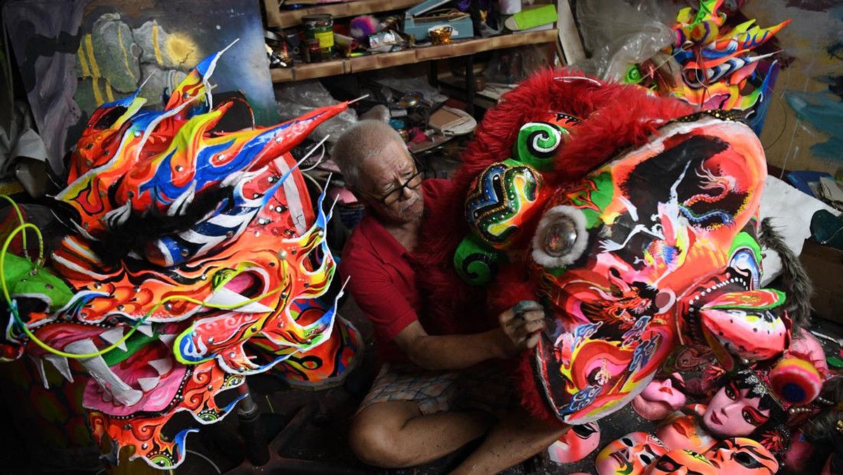 FOTO: Liuk Lincah Singa Barongsai Mengusir Roh Jahat
