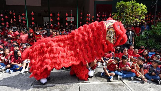 Imlek  identik dengan pertunjukan barongsai. Pertunjukan seni yang berusia lebih dari 1 abad ini tak hanya memberikan hiburan tapi juga kaya makna spiritual.