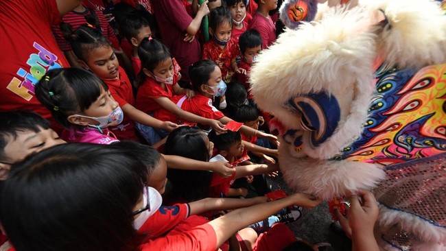 FOTO: Liuk Lincah Singa Barongsai Mengusir Roh Jahat