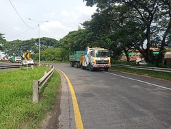 Truk Gandeng Terguling, Exit Tol Waru Sempat Macet