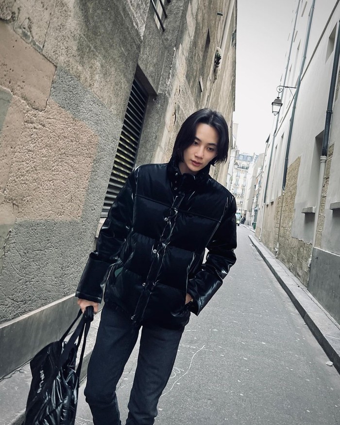 Usai menghadiri undangan pagelaran busana, Jeonghan menghabiskan sisa waktunya dengan menyusuri keindahan kota Paris dan membagikan beberapa potret tampannya dalam akun Instagram pribadinya untuk para penggemar./ Foto: instagram.com/jeonghaniyoo_n