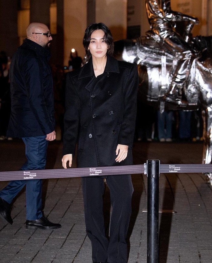 Visual menawan Jeonghan terpancar sempurna dalam balutan setelan hitam dengan gaya semi-formal yang menunjukkan kemewahan dari brand Yves Saint Laurent./ Foto: soompi.com