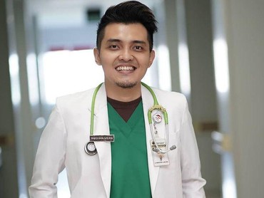 7 Potret Terbaru Yongki AFI Kini Sukses Jadi Dokter Spesialis