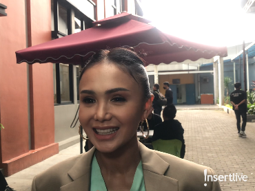 img-title Kerap Dipuji Cantik & Awet Muda, Yuni Shara: 2 Minggu Sekali Cat Uban