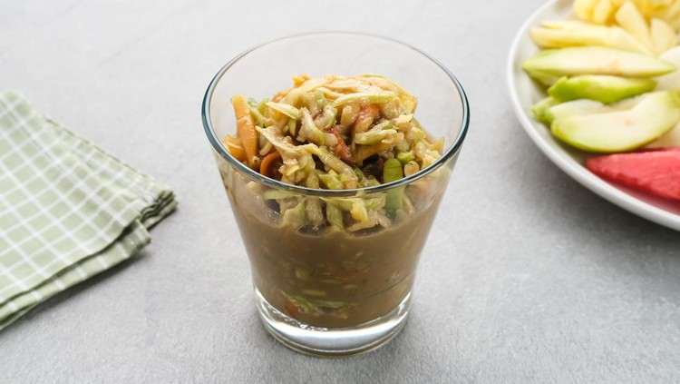 1408544336 Rujak Serut, Indonesian fruit salad made from grated variety of fresh fruits and mixed with a sauce made of brown sugar, chili, salt and peanuts.