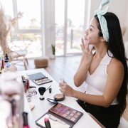 Bikin Terlihat Makin Flawless, Ini 5 Makeup Hacks yang Perlu Kamu Coba