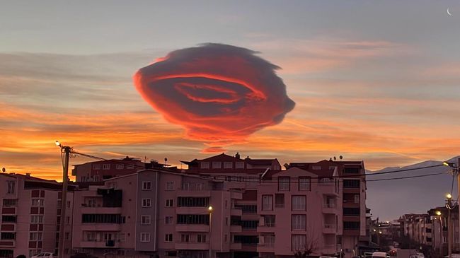 Awan mirip UFO muncul di Turki dan menghebohkan warga setempat. Simak penjelasan pakar soal fenomena itu.