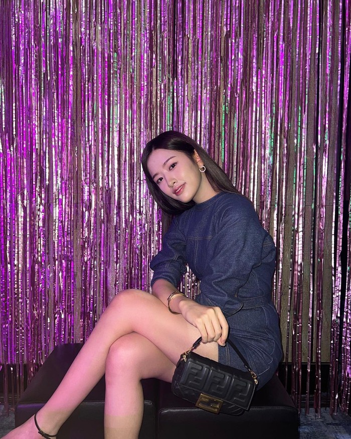 Ahn Yu Jin seringkali menjalani pemotretan yang disponsori oleh fashion item dari Fendi sebelum resmi menjadi brand ambassador, salah satunya adalah pemotretan bersama majalan W Korea di atas./ Foto: instagram.com/_yujin_an