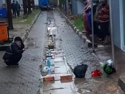 Mengantre Dini Hari, Pasien RSMH Palembang Diwakili Helm hingga Batu Bata