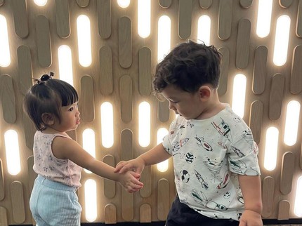 Gemas Banget, 7 Potret Balint Jalan-Jalan Bareng Nakeya Anak Nola B3