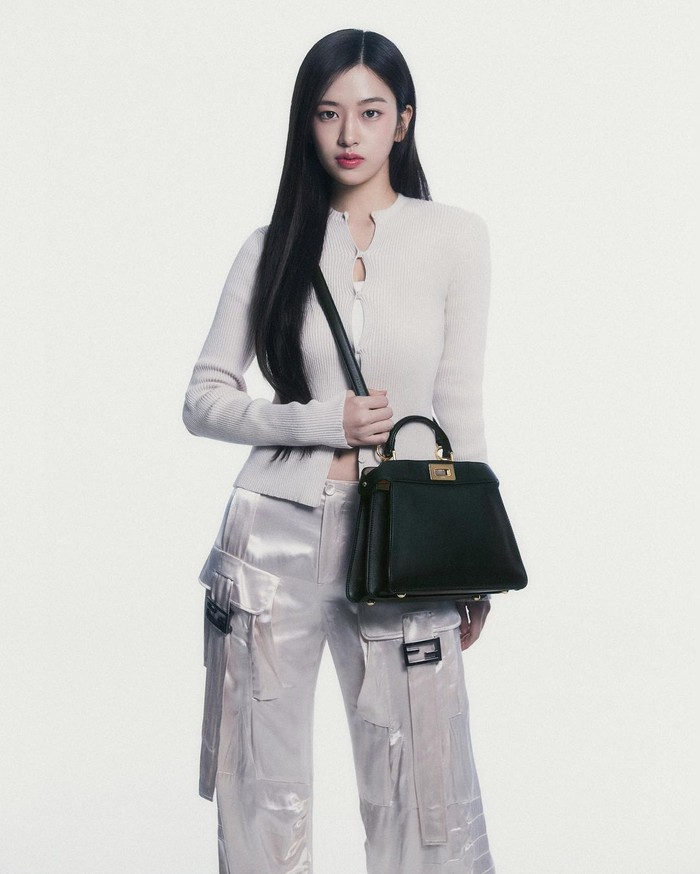 Bersamaan dengan itu, Fendi merilis pemotretan Ahn Yu Jin dalam mengampanyekan koleksi fashion item berupa pakaian dan tas bergaya elegan yang baru saja diluncurkan untuk musim semi dan musim panas 2023./ Foto: instagram.com/_yujin_an