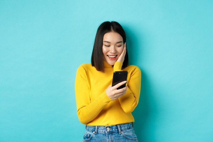 tidak ada salahnya kok untuk perempuan chat terlebih dahulu