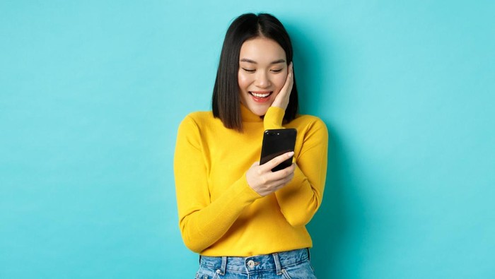 tidak ada salahnya kok untuk perempuan chat terlebih dahulu