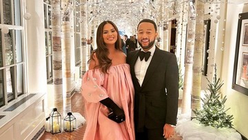 CHRISSY DAN JOHN LEGEND DIKARUNIAI ANAK KEEMPAT