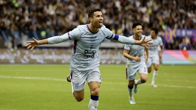 Cristiano Ronaldo memamerkan skill dan tampil penuh gairah dalam latihan terakhir jelang debut bersama Al Nassr di Liga Arab Saudi.