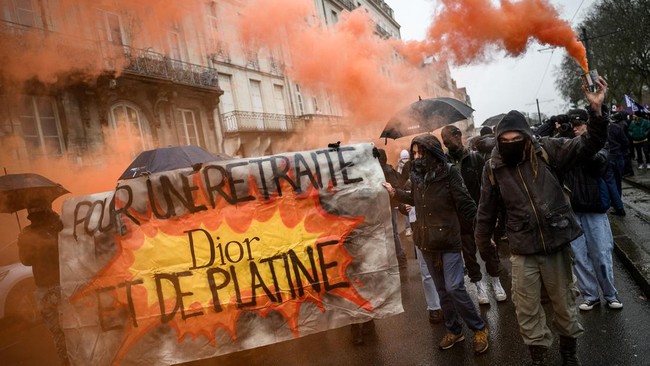 Lebih dari satu juta warga Prancis menggelar demonstrasi untuk menolak rencana perpanjangan usia pensiun, Selasa (31/1).