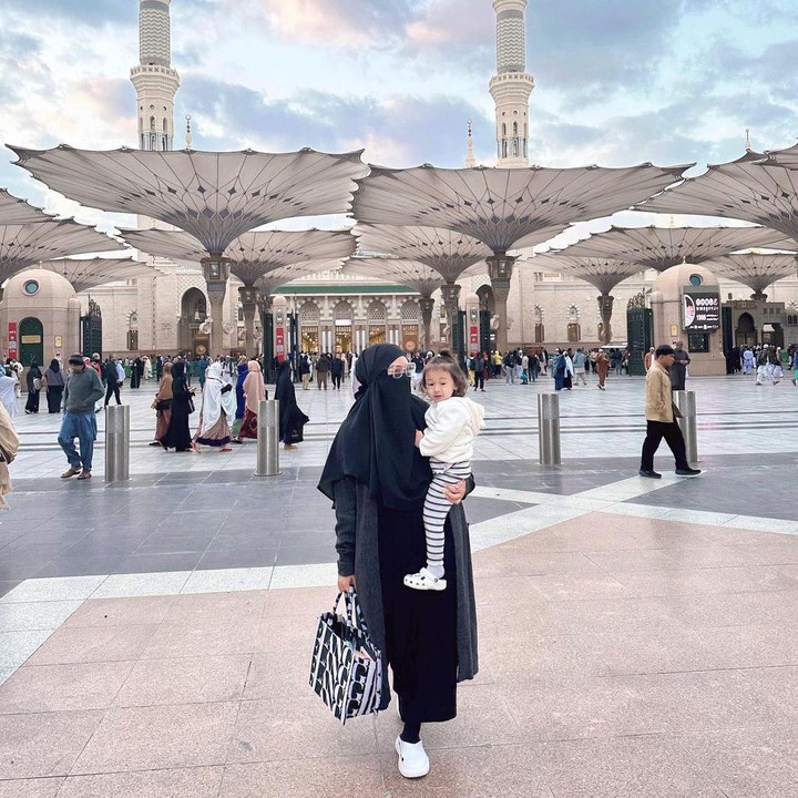 <p>Dian Pelangi nampak mengabadikan pengalamannya di Tanah Suci dengan menggendong Rumi. Semoga ibadahnya lancar ya Bunda Dian dan Rumi (Foto: Instagram: @dianpelangi)</p>