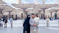7 Potret Dian Pelangi Umrah Bareng Anak di Hari Ultahnya ke-32