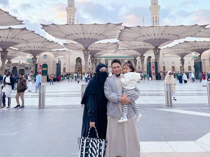 7 Potret Dian Pelangi Umrah Bareng Anak di Hari Ultahnya ke-32