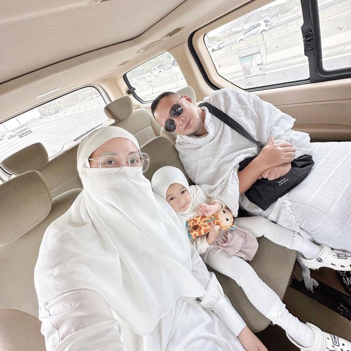 <p>Merayakan umrah di Tanah Suci sudah menjadi rencana Dian sejak tahun lalu. Namun baru terwujud di tahun ini. Alhamdulillah, ikut bahagia ya, Bun. (Foto: Instagram: @dianpelangi)</p>