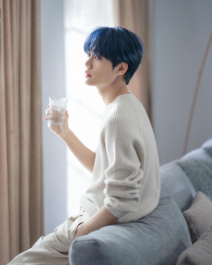 Drama pertama Lin bersama dengan Wan Peng tersebut menuai banyak apresiasi. Terlebih ada scene ikonik dalam drama tersebut yakni ketika Lin menyambut Wan Peng ke dalam pelukan dan mendekapnya dengan mantel. Bikin ikutan baper!/ Foto: Instagram.com/888mob