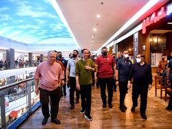 Momen Jokowi Kunjungi Pusat Perbelanjaan di Manado