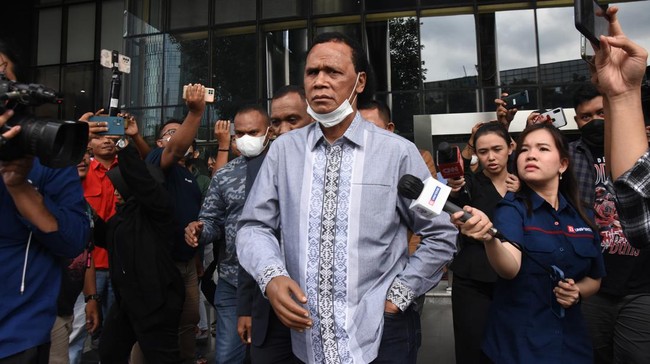 Tenaga Ahli PD Pasar Jaya Rosario de Marshall alias Hercules memenuhi panggilan KPK untuk diperiksa sebagai saksi kasus dugaan suap pengurusan perkara MA.