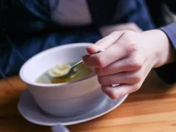 Hukum Makan dan Minum dengan Tangan Kiri Bagi Umat Muslim