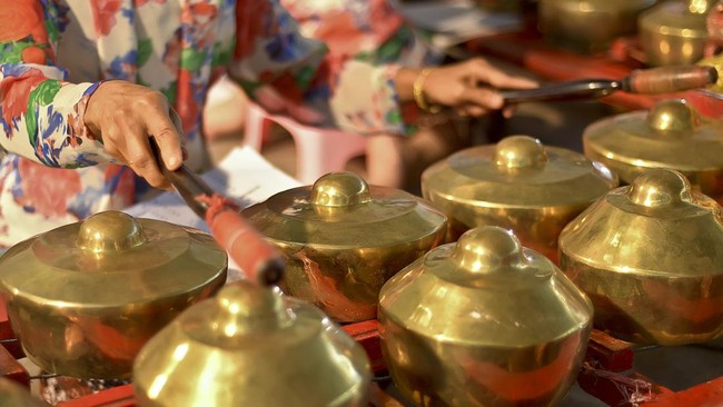 Gamelan adalah ensambel musik tradisional yang dimainkan dengan beragam jenis instrumen. Tahukah kamu apa saja nama-nama alat musik yang ada di gamelan?