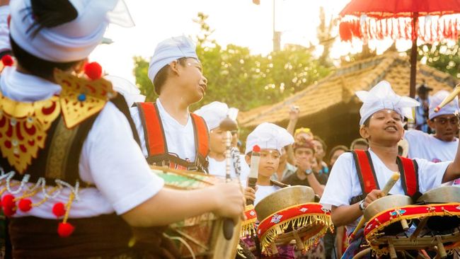 Lagu daerah memiliki ciri khas dan karakteristik yang berbeda dengan lagu atau musik modern. Berikut ciri-ciri dan karakteristik lagu daerah.