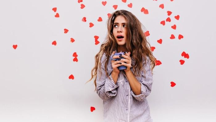 Ilustrasi perempuan mencintai diri sendiriFoto: Freepik/lookstudio