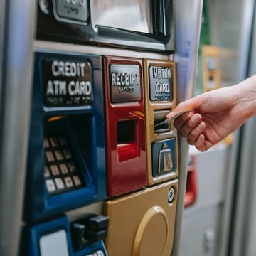 img-title Waspada, Data Pribadi Kamu Bisa Bocor Saat Tarik Tunai di ATM Jika Tak Perhatikan Hal Ini!